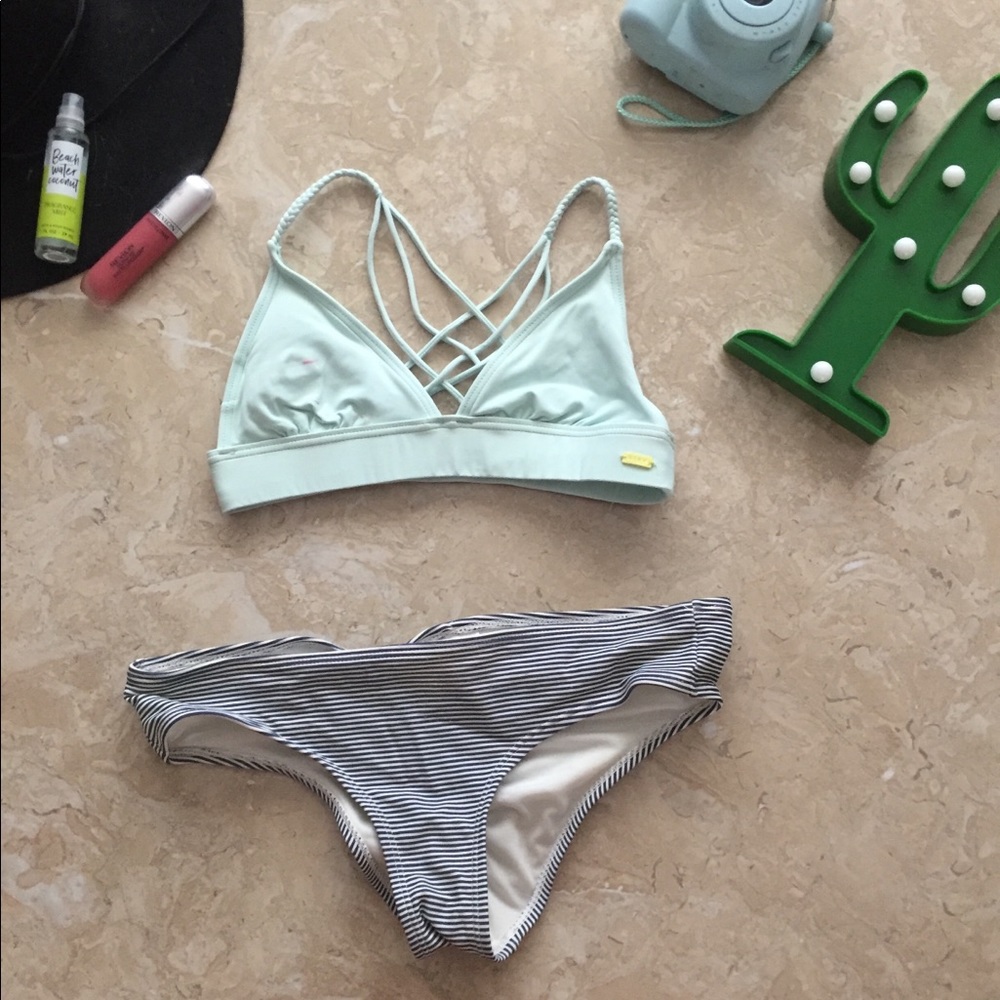Super cute baby blue roxy bikini top!